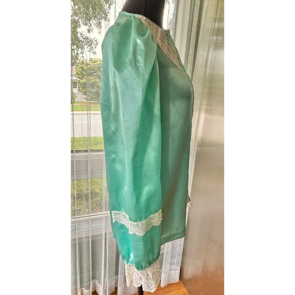 Vintage 1960s pajama top, mint/aqua, wide cream lace yoke & trim, puff shoulders - Picture 6 of 9